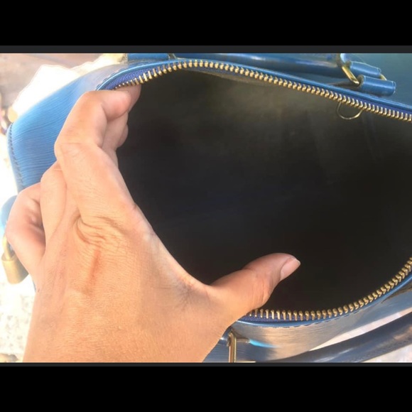 Authentic LV epi leather in speedy 30. - Picture 7 of 7
